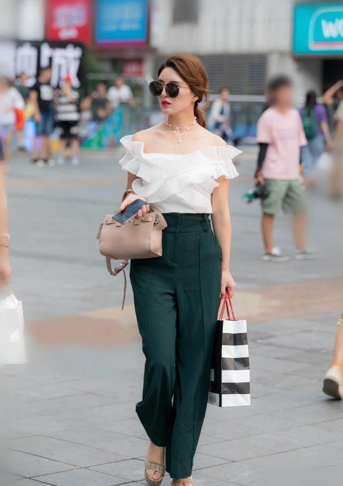 路人街拍，小姐姐的气质很清新，大长腿很是迷人靓丽