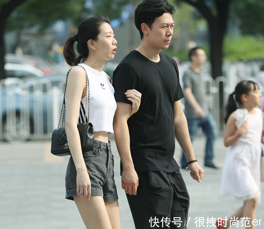 这么前卫酷帅的小姐姐确实很少见，倒是旁边的男友没什么气场！