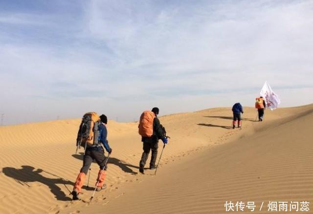 去沙漠旅行,导游为何劝告游客迷路时不要走直线?游客:长知识