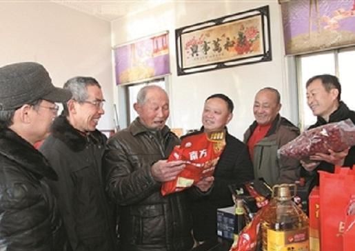  退伍老兵|拒绝上军校，退伍老兵娶战友姐姐帮尽孝，33年认了18位