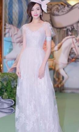 唐嫣怎么了，穿一条仙气满满的白裙，竟把腰围穿粗了整整两圈！