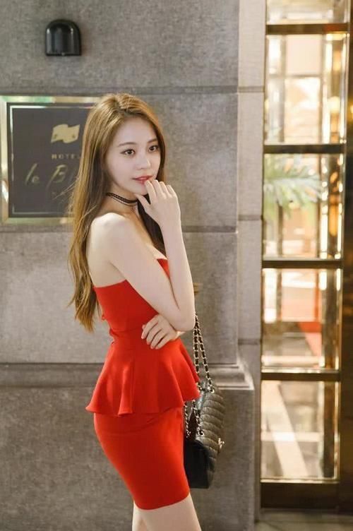 裹胸包臀裙:艳丽色彩衬托女性，肤白貌美光彩照人，让人眼前一亮