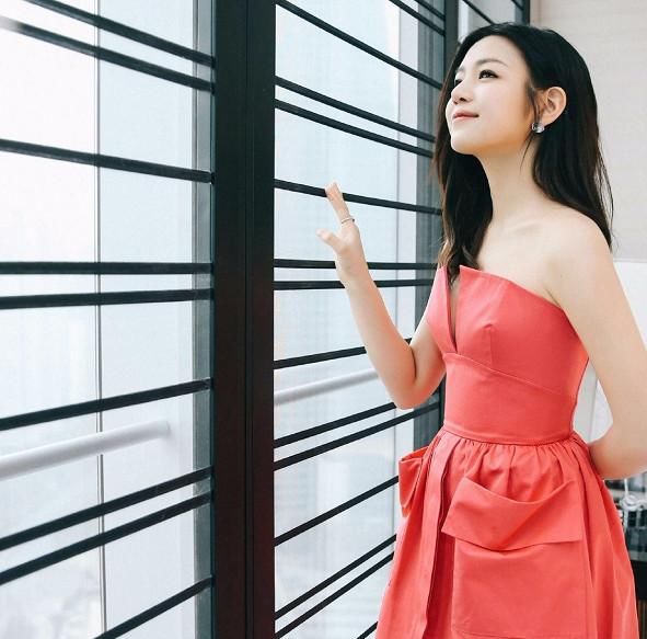 换上这条裙子后，陈妍希不止美了八个度