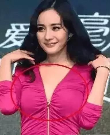 杨幂的穿着耐人寻味，胸前拉链被撑开了?难怪被叫大幂幂!