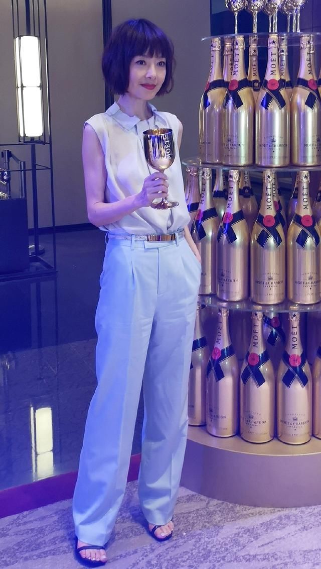 48岁鲁豫终于找回了高衣品,阔腿裤配宽松上衣,简直像换了个人