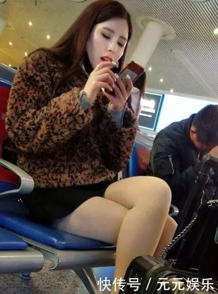 候车厅貂皮丝袜小姐姐，浑圆白皙的美腿很有女人味