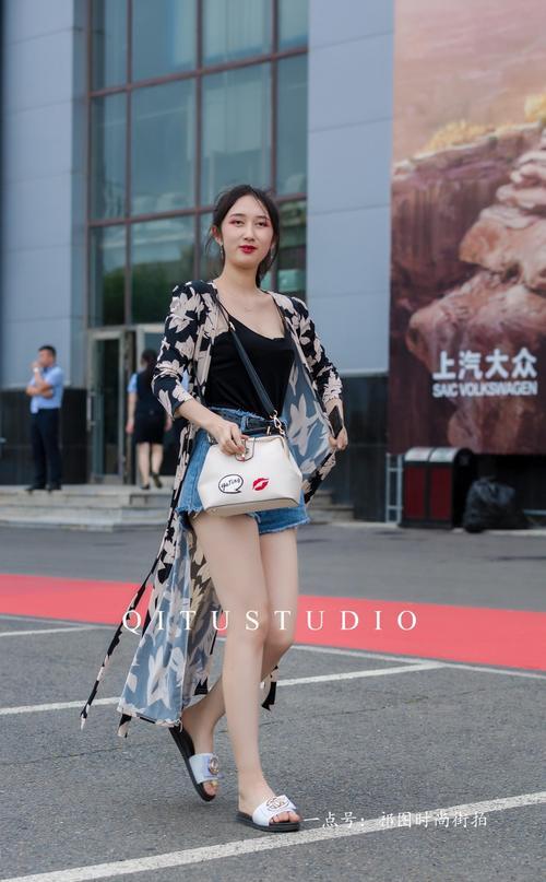 街拍：魅力十足的时尚美女，走起路来都带风。