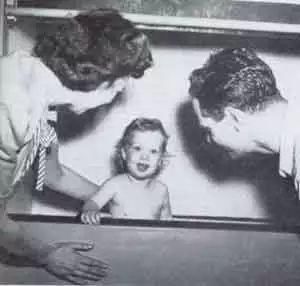 他揭开了迷信的心理机制，却无法破除自己被传虐童的谣言迷信