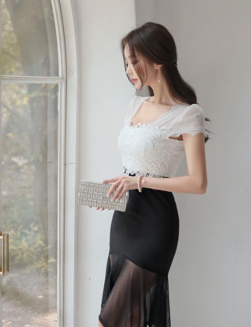 聚光灯下：紧身衣配包臀裙，这个小姐姐，优雅又迷人！