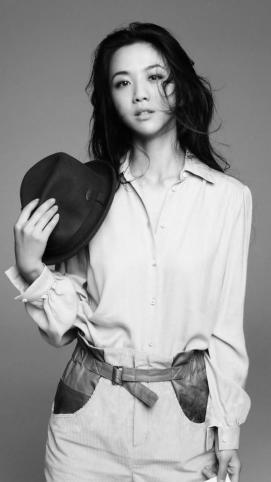 39岁汤唯素颜出镜，满脸雀斑肤色暗沉，网友:不美但是很有味道