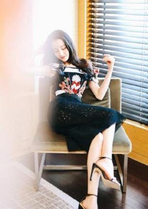 印出“三角区”，迪丽热巴穿镂空裙