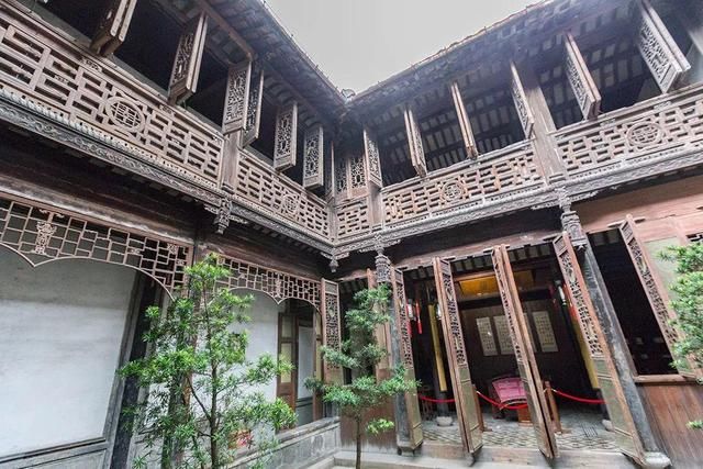 江南豪宅：一块玻璃一两黄金，一套家具4亿！