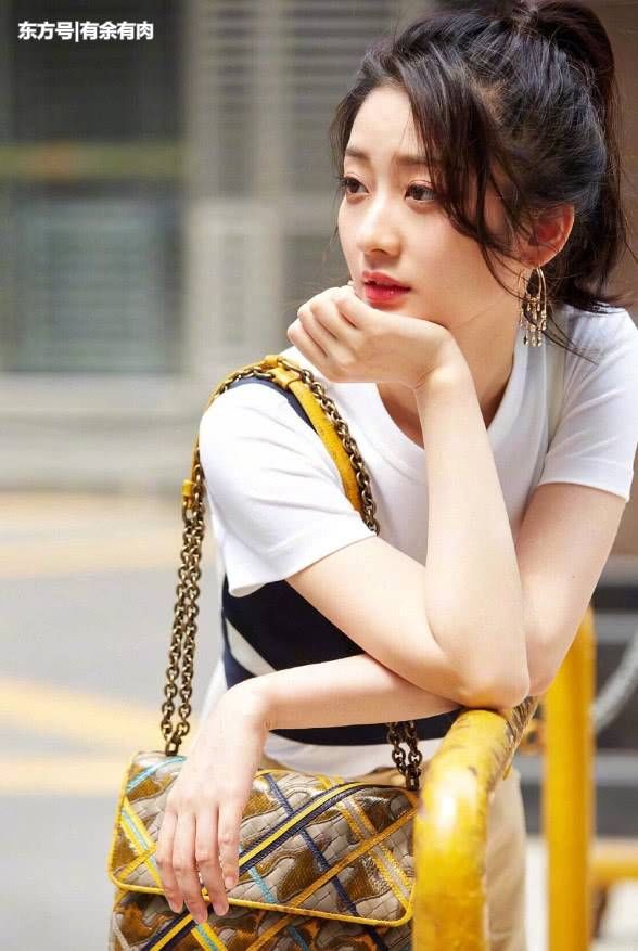 戚砚笛太大胆了，不仅把吊带外穿还剪去一半，却意外好看!