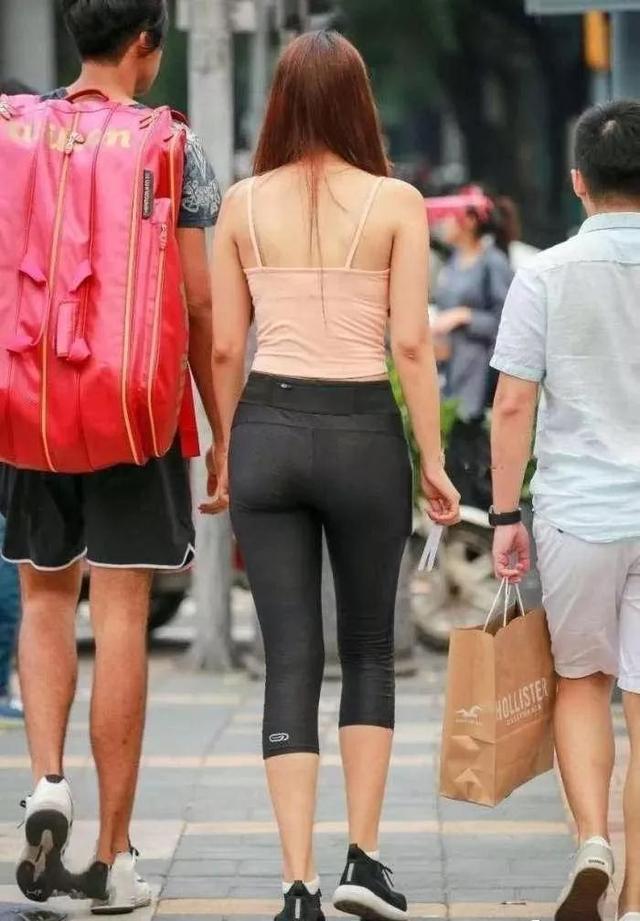 气质小姐姐黑色紧身裤,时尚的穿搭尽显青春活力