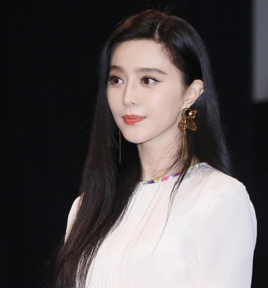 黑料、造谣一直不断，形象受损、事业遇阻，范冰冰却始终坚持慈善