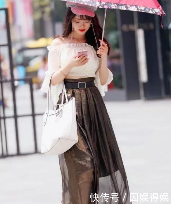  『气质』街拍：螓首蛾眉的美女，一件卡其色的连衣裙，时尚气质好身姿