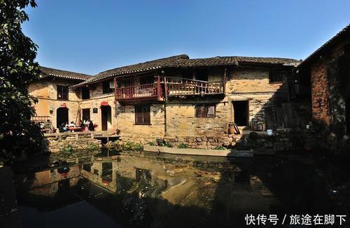 云南古老的彝族村落，至今夜不闭户，因为家家相连、户户相通