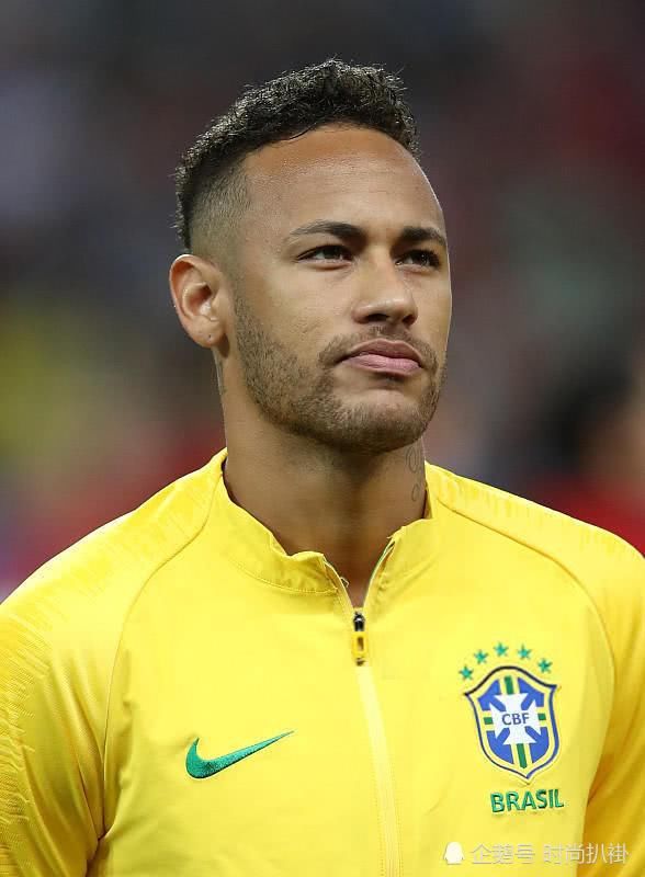 没想到内马尔还是个男模，不踢球的时候就走秀时装周，帅到飞起！