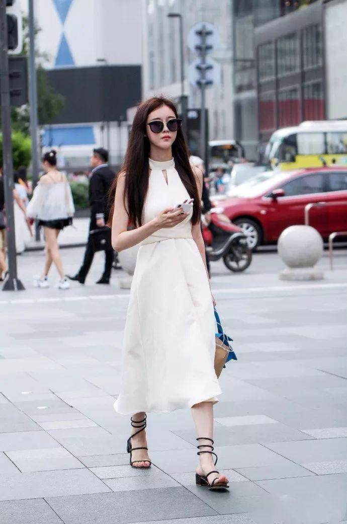 白色连衣裙让小姐姐看上去格外清新婉约, 纯洁又淑女