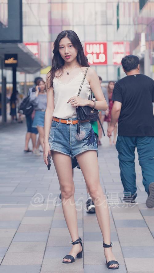 街拍：穿牛仔短裤的长腿姑娘，长相美，气质佳，人品更是好