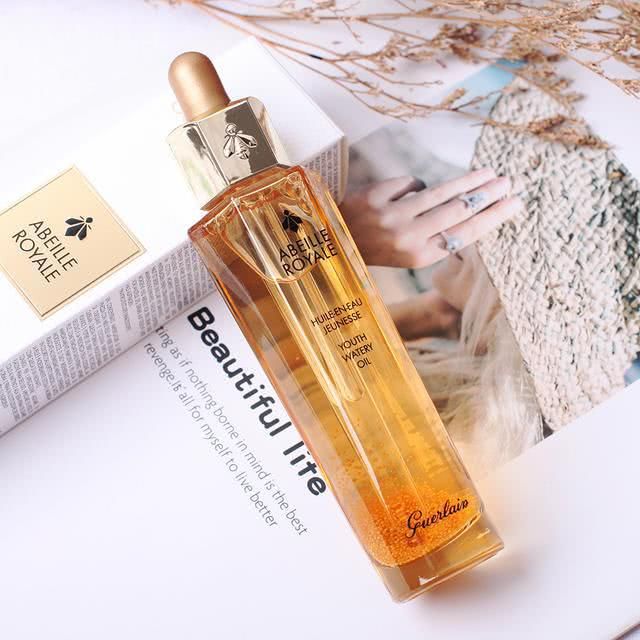  「精华液」值得无限回购的美白精华液推荐：改善暗沉,提亮肤色,不化妆也好看