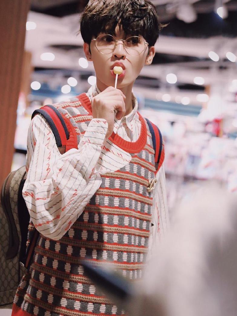 朱正廷穿针织背心, 吃棒棒糖背小书包, 网友评论: 幼稚鬼!