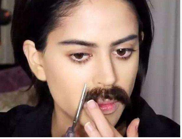 妙龄女子为进男厕体验, 化妆成大叔, 厕所里面男士的反应让人意外