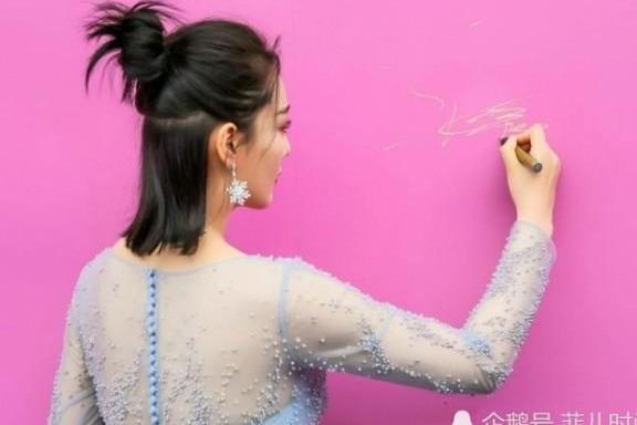 张馨予太惊艳了！鱼尾裙穿到腰就断开了，果然气质才是高级美！