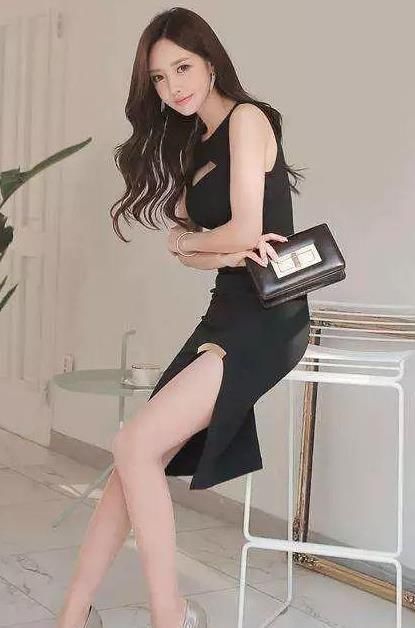 「美女」街拍:艳若桃李的美女,一件黑色上衣配粉色休闲裤,时尚运动气质