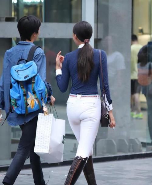  气质■街拍：名嫒美姝的美女，一件黑色毛绒外套配牛仔裤，时尚达人气质