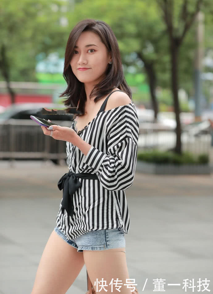 街拍:这双美腿绝了,比白萝卜还白,给我条腿就够了!