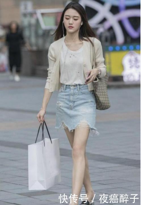 「 粉色」凸显完美曲线,尽显女人成熟的气息,街拍:图1穿粉色吊带连衣裙