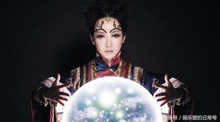 华语乐坛假唱第一惨案,男歌手一脸懵,萨顶顶反