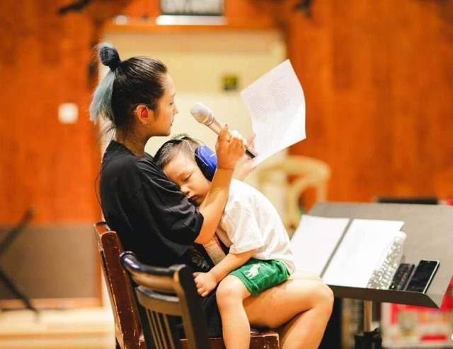 何洁深夜发文怒斥不良媒体造谣攻击儿子七宝，言辞激烈不再沉默