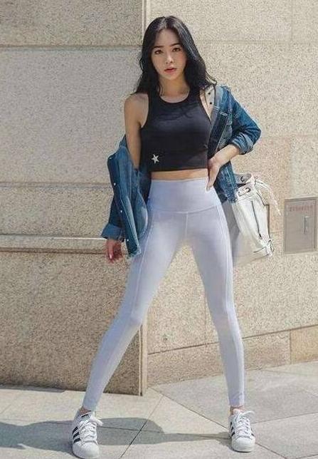 紧身打底裤:绽放优雅的美女,展现女神的风姿,很有吸引力!