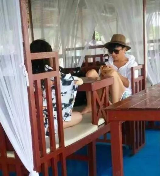 马蓉好友爆料宝强出游，有一女子作伴 网友怼：离婚了不可以吗？