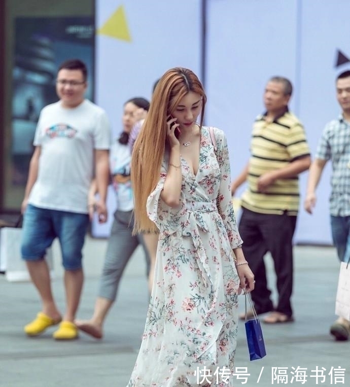  [特别]姑娘的黑色丝袜，与裙子还是蛮搭配的