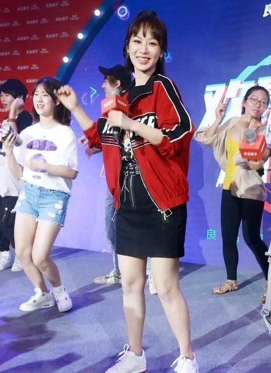 怪不得杨紫死活不上称，这腿又粗又短，还是辣眼睛那种的!