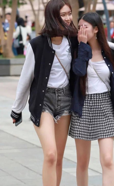 身材高挑的小姐姐出门逛街身穿棒球服充满青春活力,下身牛仔短裤