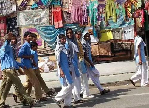 在印度街头，遇到搭讪的美女，一定要小心