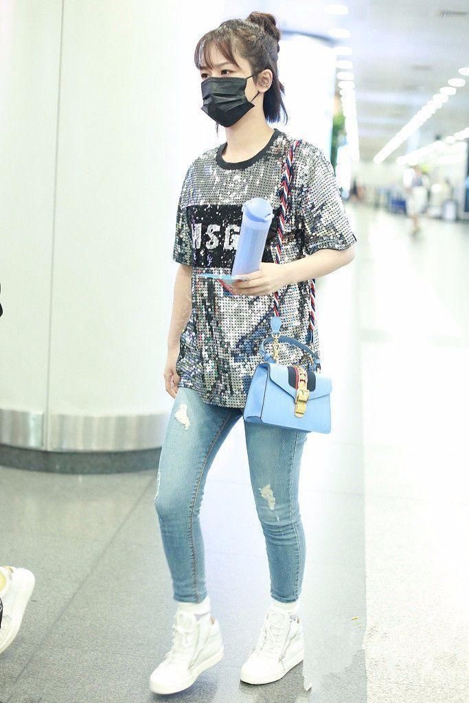 瘦下来的杨紫，美的任性!一身休闲装穿出苗条感，裤子空荡荡的!