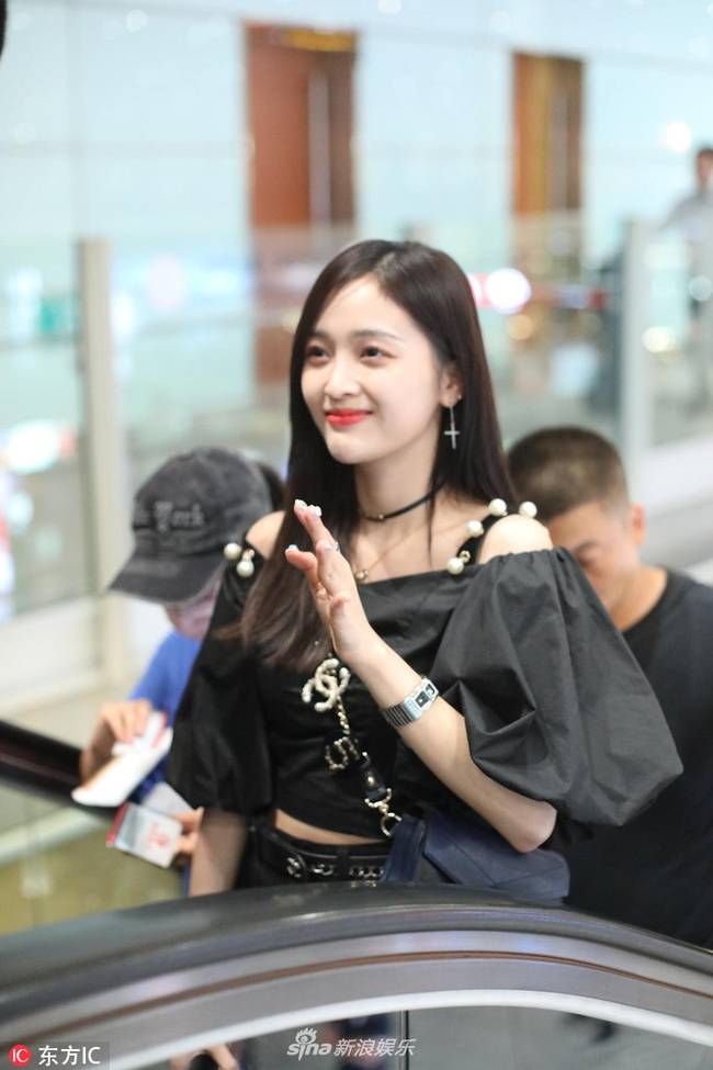 吴宣仪回归火箭少女后亮相 香肩红唇直发妆容精致