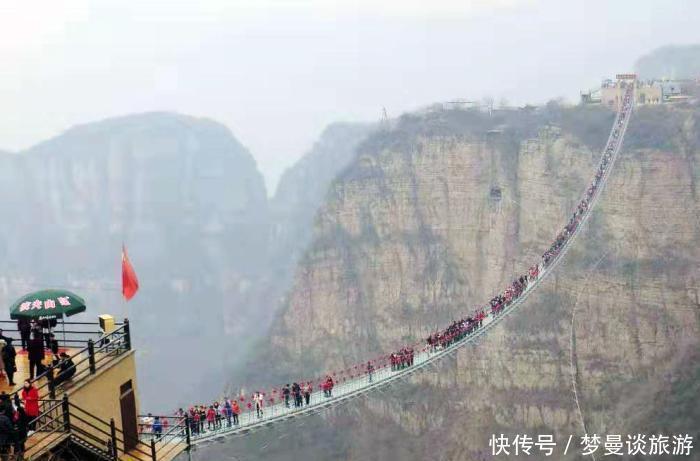 可站600人的红崖谷吊桥，还可抵抗12级大风，游客：还是怕！