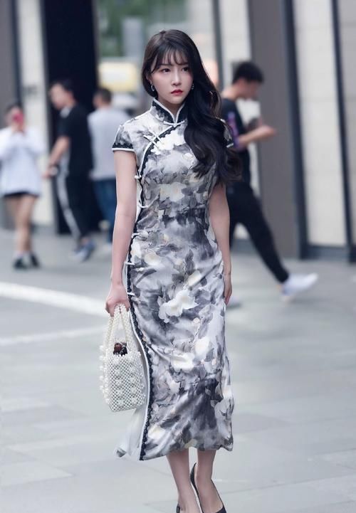  『时尚女生们』坚持做自己，穿旗袍的气质女生，轻松展现出了优雅大气的美