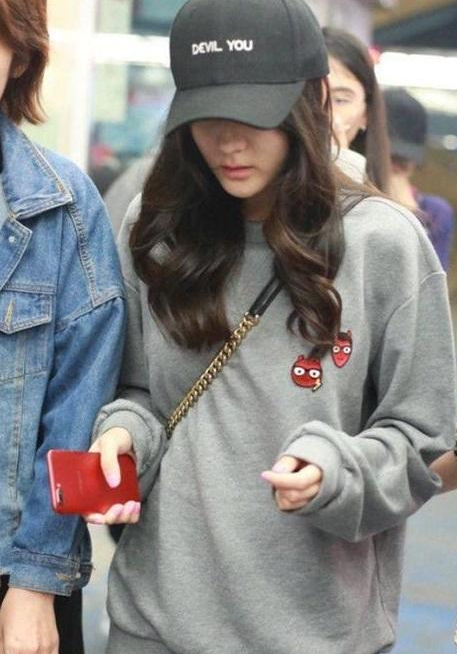 看了关晓彤穿短裤，再看看迪丽热巴，网友：关晓彤的大长腿赢了