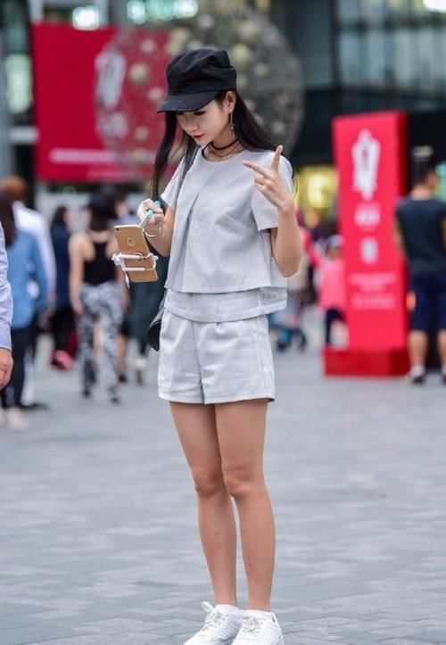  「气质」路人街拍：气质小姐姐一身运动风套装打扮，展现出满满的青春活力！