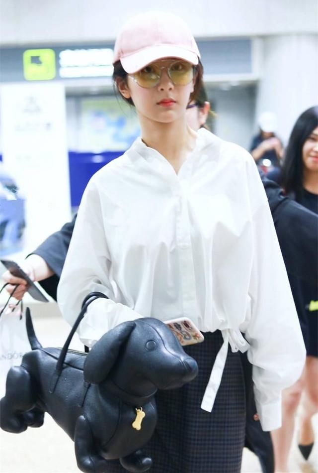 杨紫一条破烂裙瘦出新高度，网友:分分钟想上手把她裙子撕下来