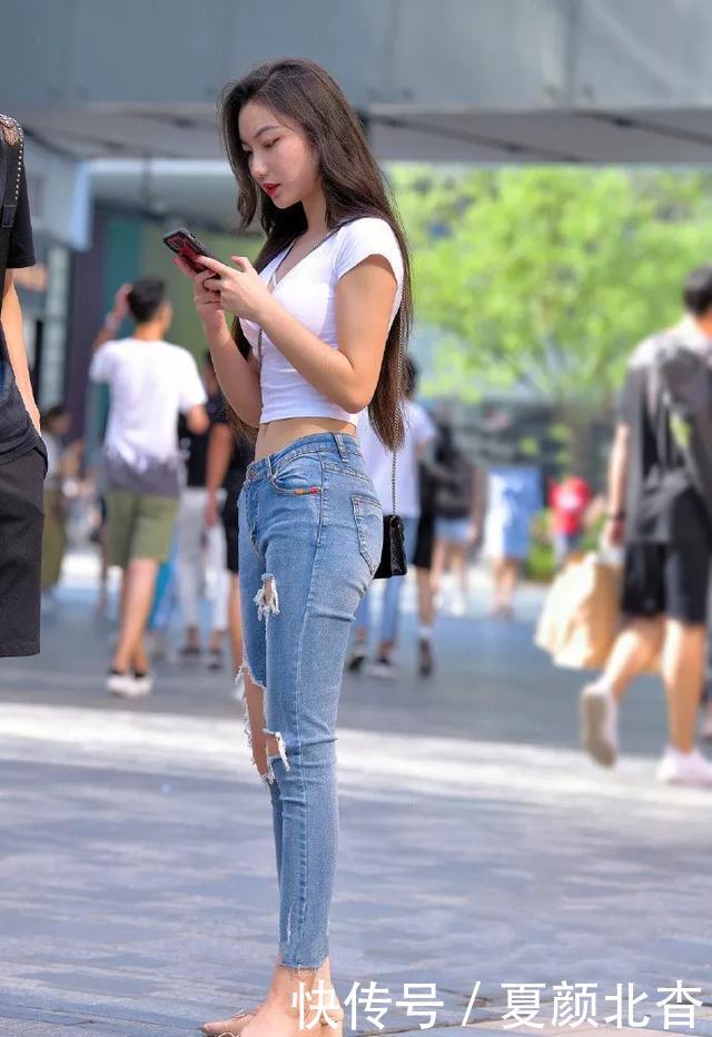  『下半身搭配』美女搭配一双卡其色的尖头高跟鞋，看上去充满着个性，气质又迷人