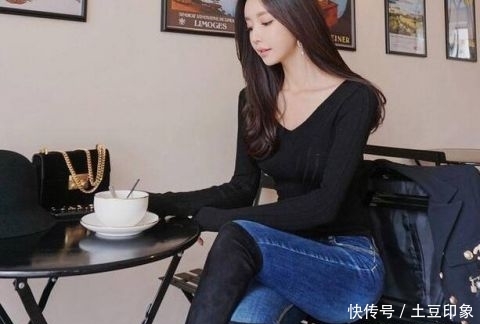 [ 美女]提升自信美！，身材修长的牛仔裤美女