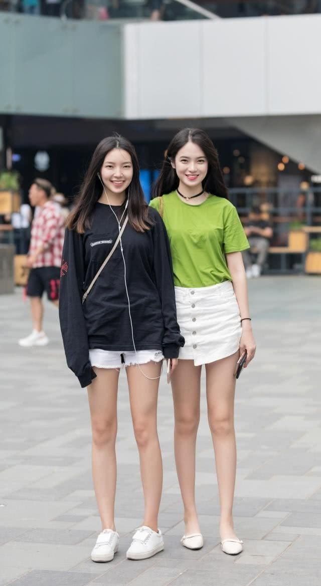 街拍：动人柔美大方小姐姐，穿着清新美丽气质活泼！